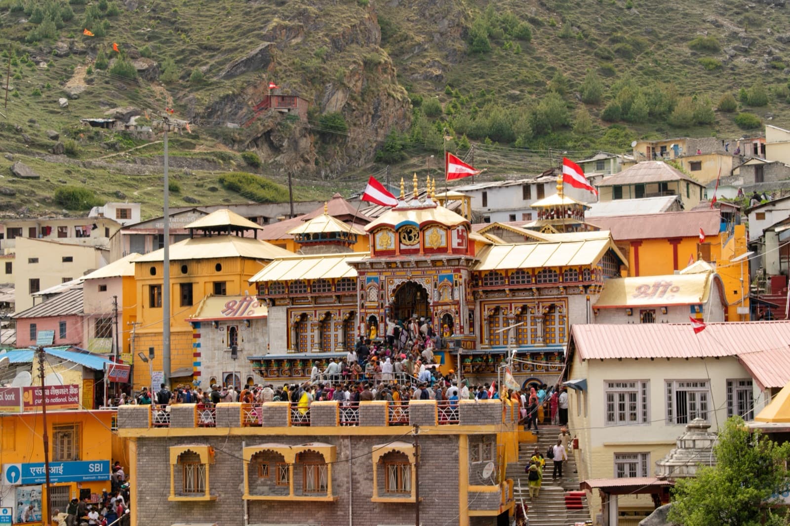 Badrinath Temple beside the Alaknanda river