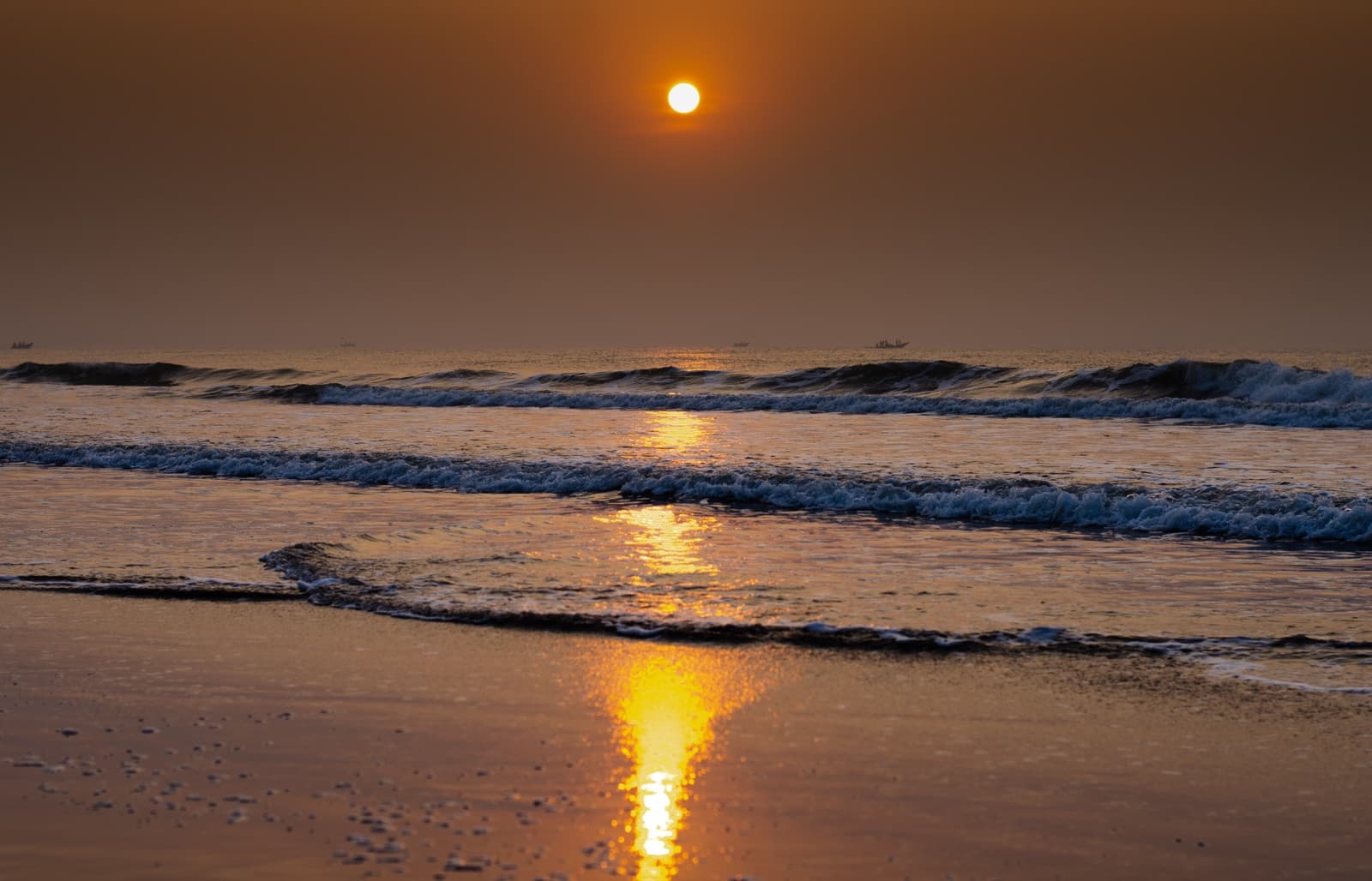 Sunrise over the golden sands of Puri Beach on the Bay of Bengal